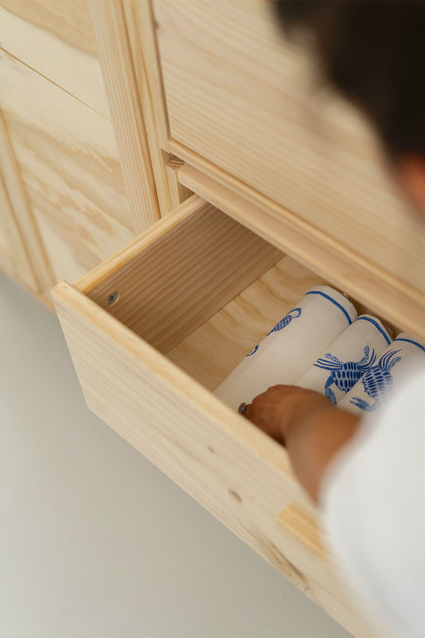 Imagen de ambiente 6 para:Armario aparador con cajones y baldas de madera natural